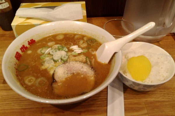 「カレーラーメン(950円)+ライス(100円)」@旭川ラーメン 番外地 北口店の写真