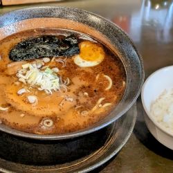 秀鳳黒らーめん（850円）