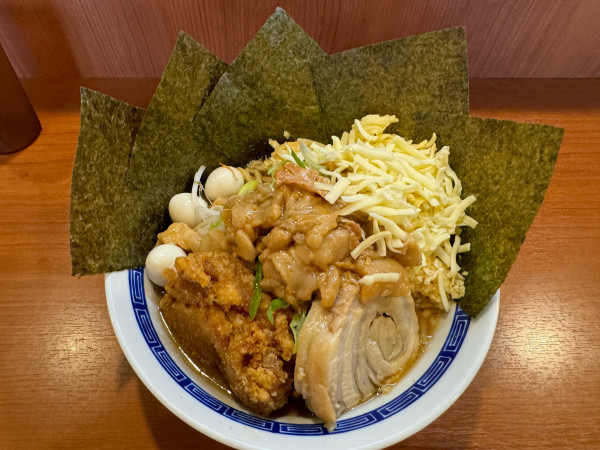 「特製ラーメン大盛チーズ＆のり5枚トッピング」@びんびん豚 坂戸店の写真