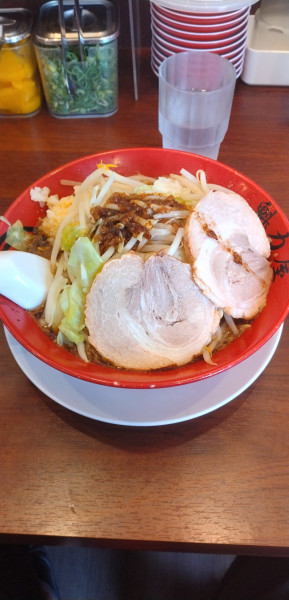 「(限定)にんにく背脂漆黒醤油らーめん+小ﾗｲｽ」@魁力屋 所沢小手指店の写真