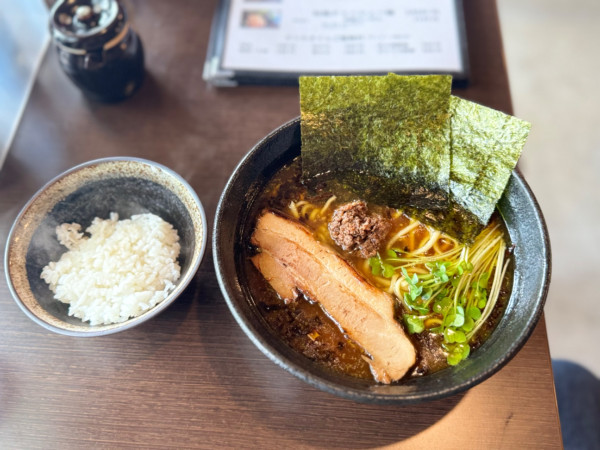 「らーめん 黒870円＋無料ご飯」@鶏豚骨らーめん 貫賦の写真