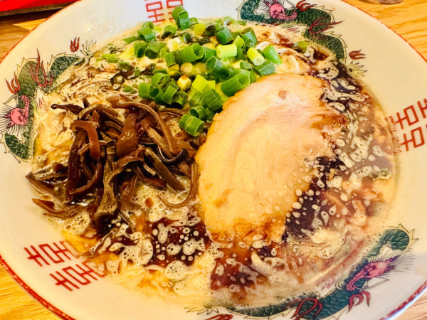 「黒だるまラーメン【880円】」@濃厚豚骨ラーメン だるま一家 府中分店の写真