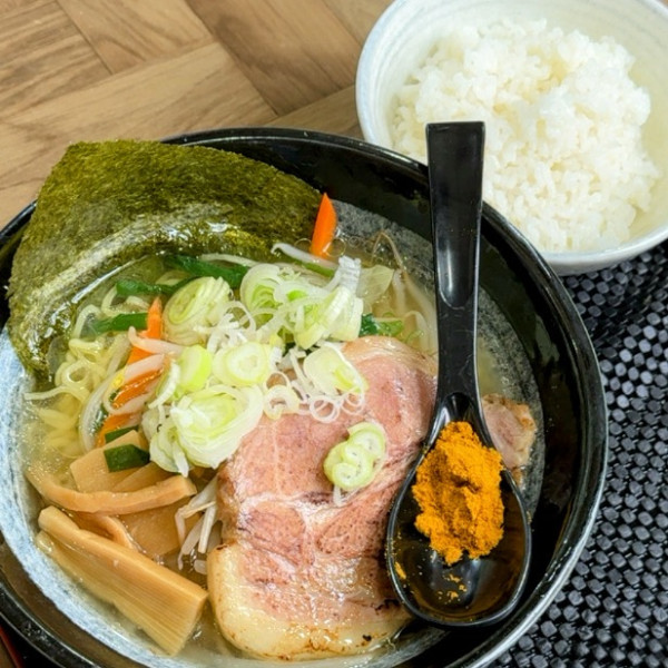 「塩カレーラーメン ¥800+半ライス 100円」@らーめん屋 くろちゃんの写真