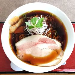 静岡醤油らーめん 880円