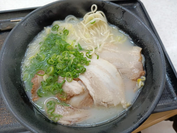 「神戸南京町「皇蘭監修」三田ポークの塩ラーメン¥850」@神戸亭 西宮名塩サービスエリア（下り線）スナックコーナー店の写真