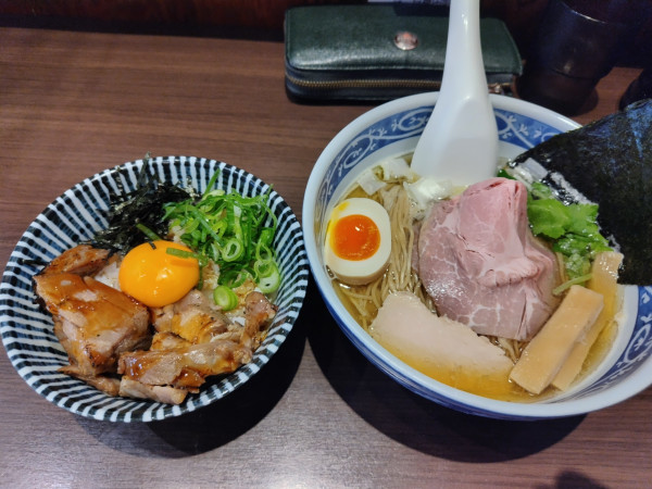 「白醤油ラーメン」@寿製麺よしかわ 坂戸店の写真