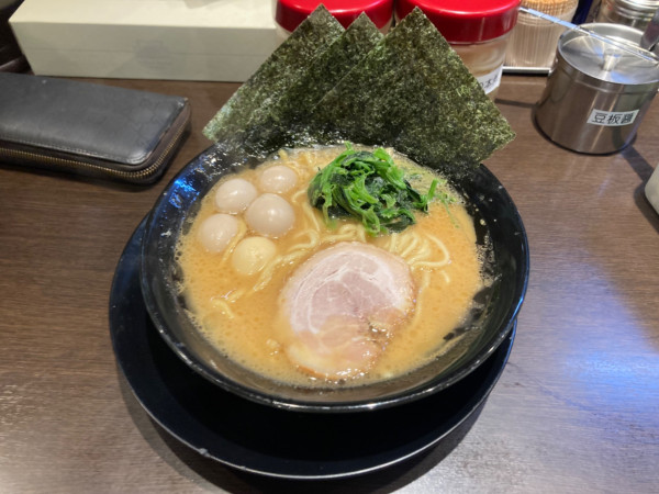 「ラーメン（醤油）+うずら840円」@横浜家系ラーメン 太田商店の写真