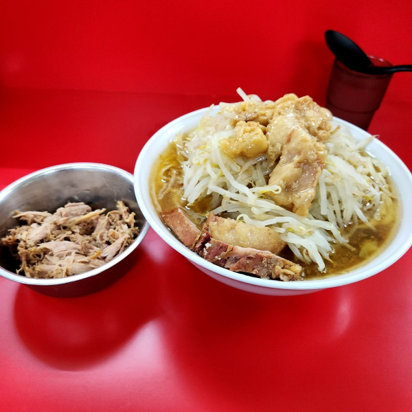 「小ラーメン ニンニク、アブラ ほぐし豚 うずらの卵」@ラーメン二郎 柏店の写真