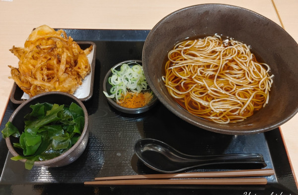 「桜えびのかきあげそば（820円）、三陸わかめ（無料）」@ゆで太郎 新越谷駅前店の写真