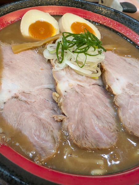 「とんこつらーめん・チャーシュー＆味玉増し」@らーめん志高の写真
