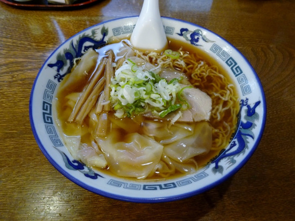 「ワンタン麺（並） １１００円」@つづみそばの写真