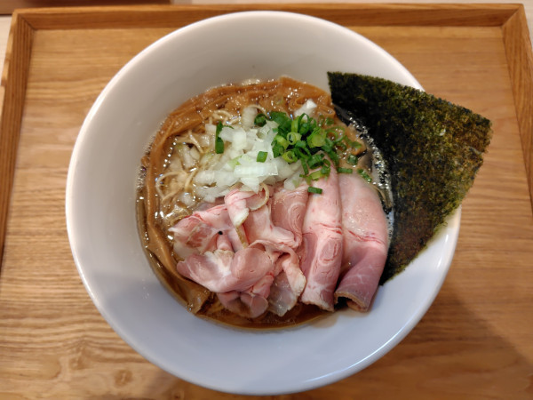 「淡麗煮干らぁ麺(黒、1030円)」@Ramen Suzurunの写真