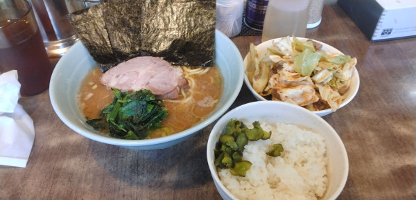 「ﾗｰﾒﾝ(並)+ｷｬﾍﾞﾁｬｰ+ﾗｲｽ(小)」@ラーメンチョップの写真