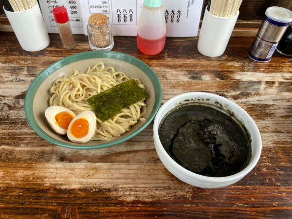 「黒つけ麺、味玉(1050円)」@麺家 椿の写真