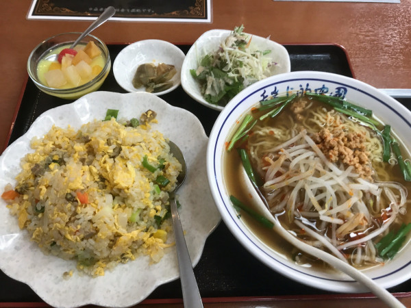 「当店自慢のおすすめランチ（台湾ラーメン➕半チャーハン）」@中国料理 清福の写真