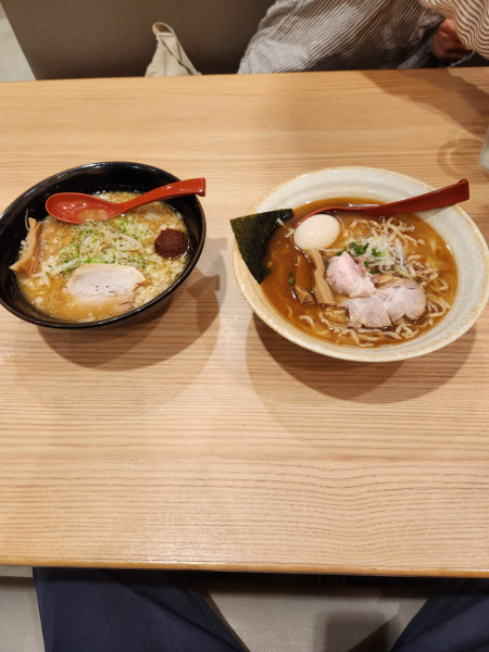「焼きあご味噌ラーメンと焼きあご塩ラーメン」@焼きあご塩らー麺 たかはし 越谷レイクタウン店の写真