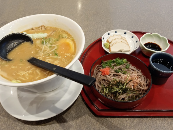 「スサノオラーメン（神話セット）¥1400」@出雲の國 麺家 出雲縁結び空港店の写真