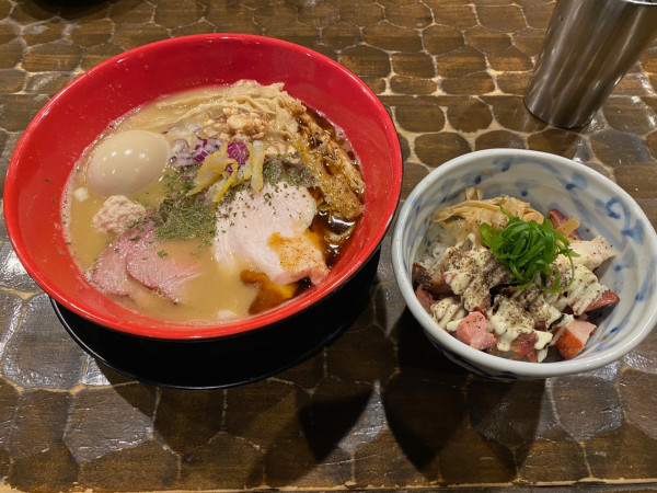 「特級海老純鶏蕎麦（１３５０円）＋チャーマヨ丼３００円」@特級鶏蕎麦 龍介の写真