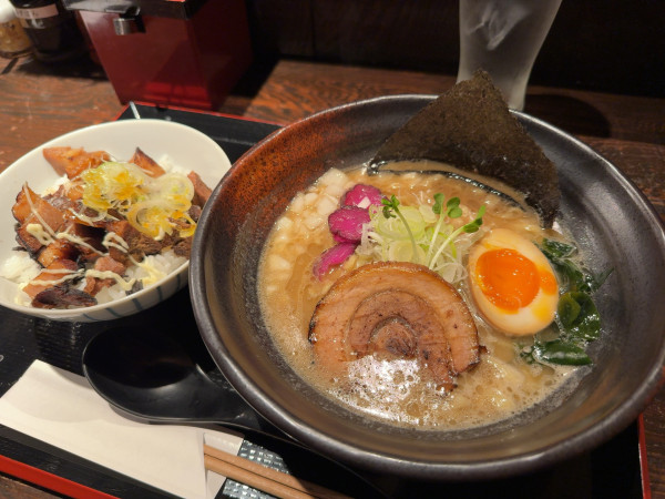 「泥醤油らーめん＋炙りチャーシューご飯」@麺処 三虎の写真