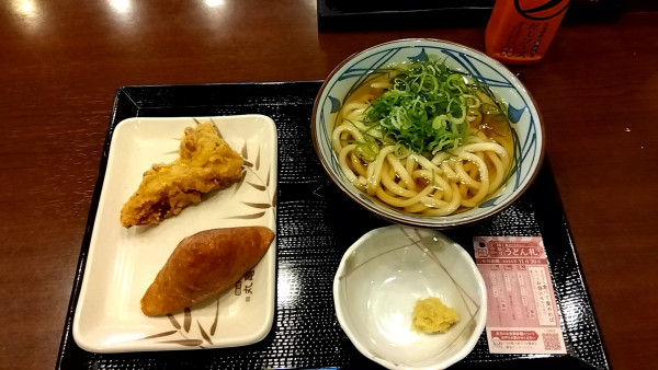 「かけ並（３９０円）＋かしわ天（１９０円）」@丸亀製麺 八王子みなみ野駅前店の写真