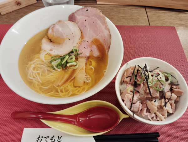 「鶏青湯　塩らぁめん　900円　チャーシューご飯250円」@麺LOUISの写真
