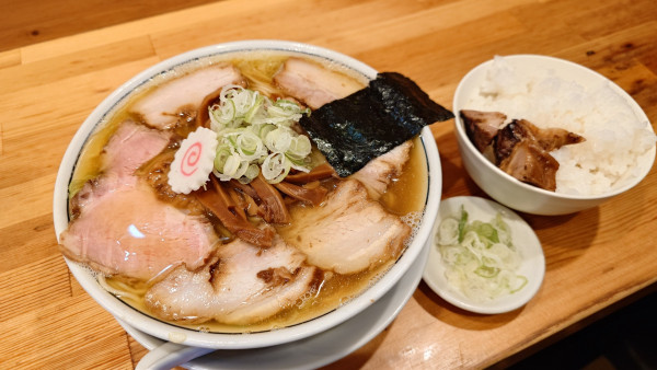 「チャーシュー麺大盛り＋白めし」@there is ramenの写真