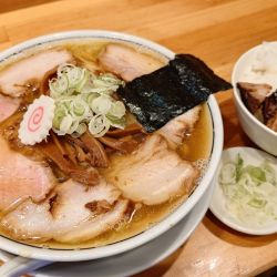 チャーシュー麺大盛り＋白めし