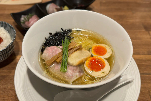 「山椒塩煮干し中華蕎麦（味玉入り）（背脂抜き）¥1100」@酒肴場 屯の写真