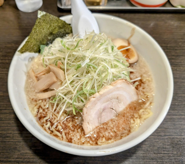 「豚骨醤油背脂ネギラーメン970円」@屋台とんこつらーめん めん吉 柏駅店の写真