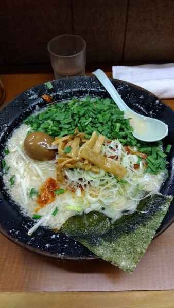 「ホルモンメン+ニラ」@屋台ラーメンとんこつ貴生 稔台店の写真