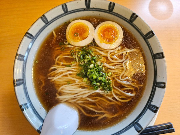 「かけらぁ麺+味玉」@らぁ麺屋 まるみの写真