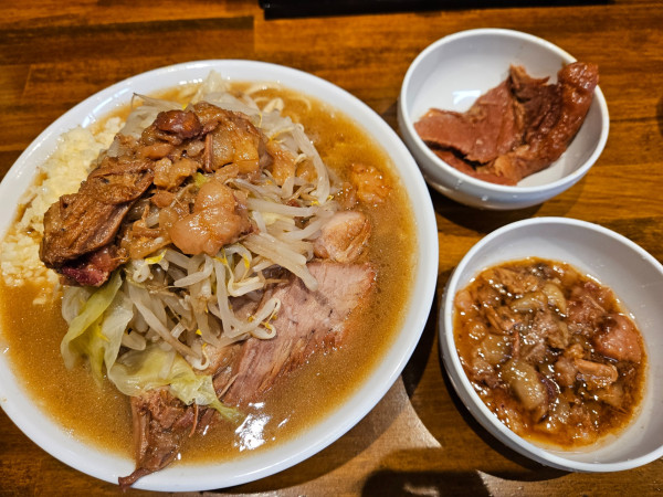 「ラーメン中+味付アブラ+ブタ1枚」@ラーメンマルキの写真