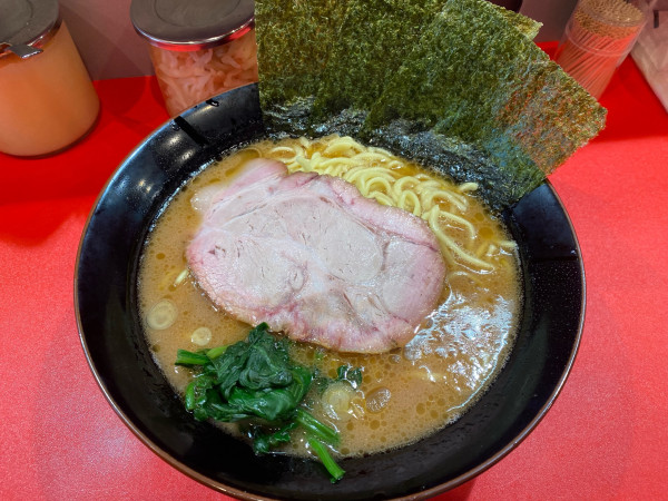 「ラーメン（中）950円」@横浜ラーメン斎藤家  日野店の写真