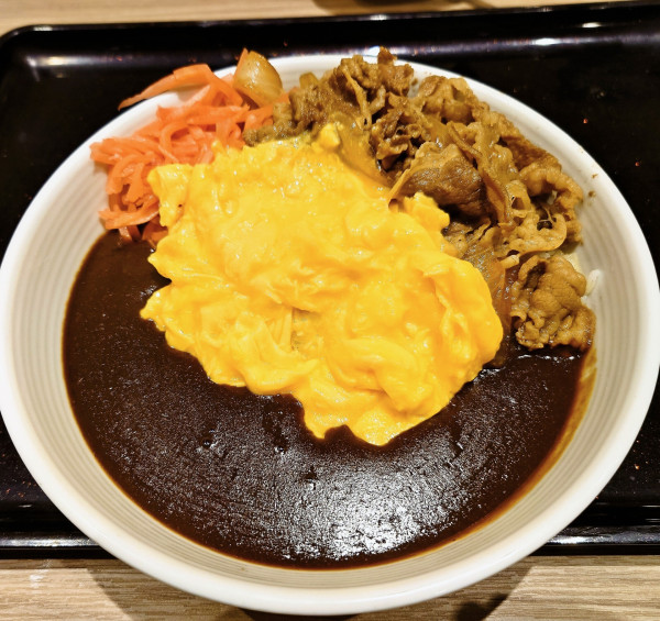 「肉だく牛オム黒カレー」@吉野家 野田店の写真