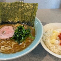 ラーメン800円、のりましライスセット200円