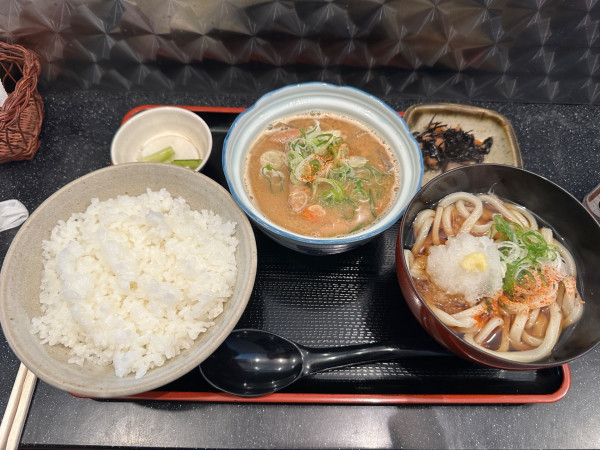 「もつ煮定食（温かいうどん）700円」@葉花テイクうどんの写真