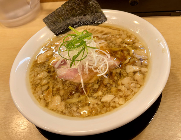「【限定】背脂鶏らぁめん(手揉み麺ver./黒)」@麺屋 いちょうの写真