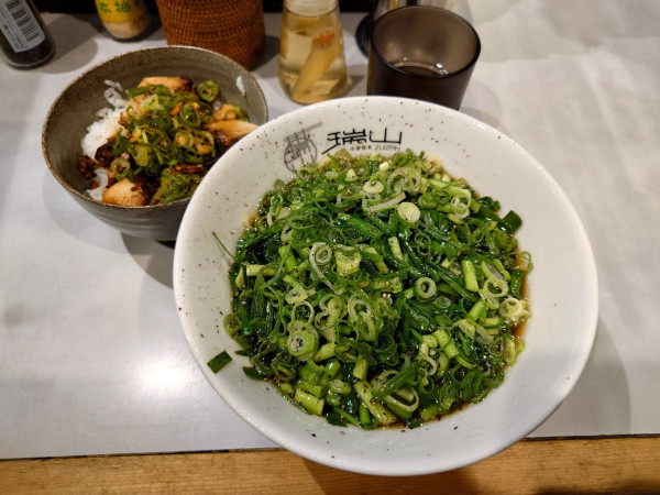 「香油青葱ニラ蕎麦 炙りチャーシュー丼」@中華蕎麦 瑞山（ZUIZAN）の写真