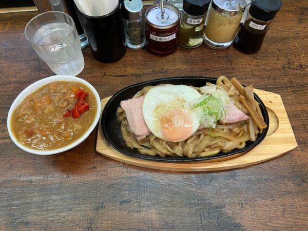 「「炒麺＋目玉焼き」「茶碗カレー」」@神保町炒麺YOSHIの写真