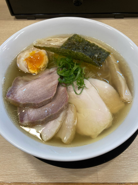 「白醤油＋チャーシュー＋味玉ハーフ（サービス券）」@麺屋 いちょうの写真