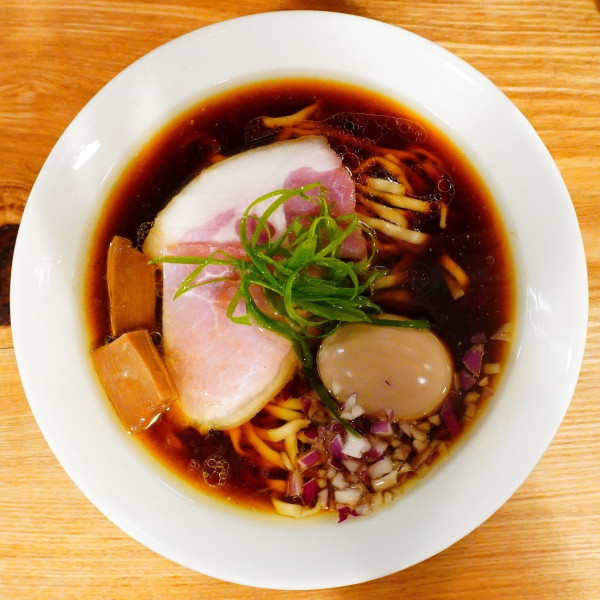 「味玉醤油ラーメン＋瓶ビール」@麺屋 でこぼこの写真