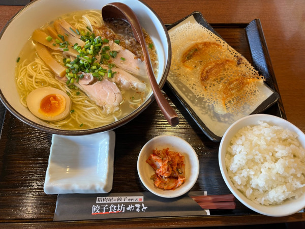 「丸鶏らぁめん（塩味）＋Bセット」@餃子食坊やまと 小名浜店の写真