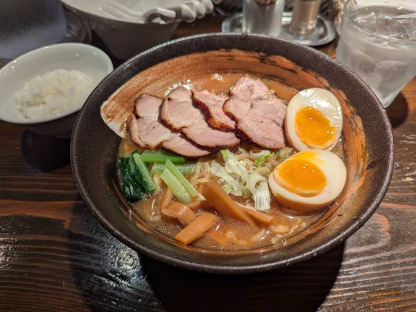 「らーめん普通4枚ちゃーしゅう＋味玉、サービスライス」@天虎の写真