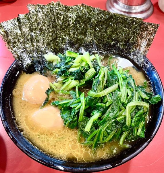 「チャーシューメン柔らかめ+味玉×2+のり+ほうれん草+ライス」@家系総本山 ラーメン吉村家の写真