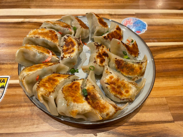 「しわざの焼き餃子　１５個　￥１３００」@ぎょうざのしわざ 刈谷駅前店の写真