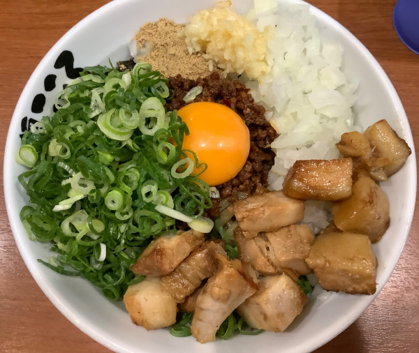 「九条ネギ増し台湾混ぜそば　＋　コロチャー　＋　タマネギ」@麺屋こころ 六角橋店の写真