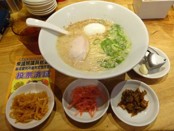 「白丸元味+小玉(790円+100円)+玉子(センキョ割無料)」@一風堂 高田馬場店の写真