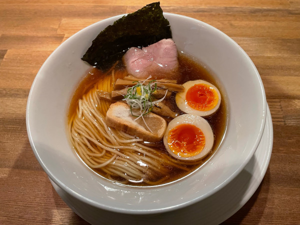 「津軽煮干しそば(味玉入り)¥1,000」@酒肴場 屯の写真