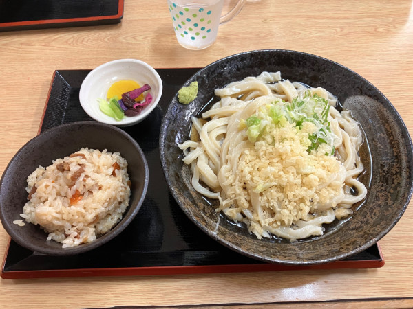 「冷やしたぬきうどん中盛りと混ぜごはん」@手打うどん こみやの写真