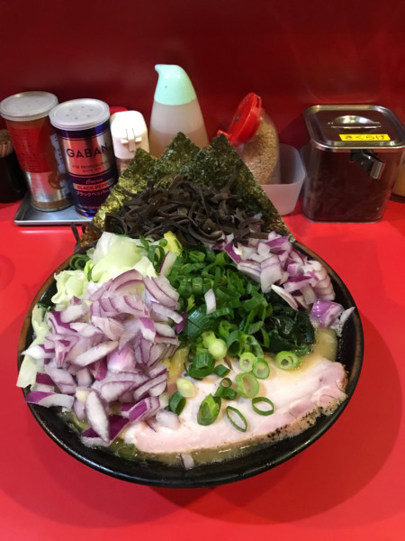 「いつもの🍜＋中盛り1,200円＆感謝のきくらげ」@どんとこい家の写真